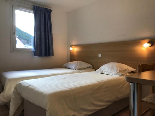 Postel nebo postele na pokoji v ubytování Brit Hotel Essentiel Deltour Mende