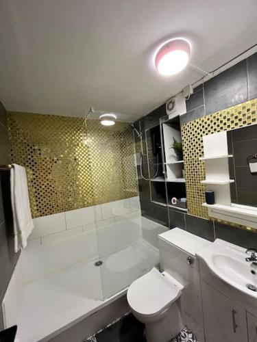 a bathroom with a white toilet and a sink at Fabulous 1Bed Apt with Balcony in Central Birmingham in Birmingham