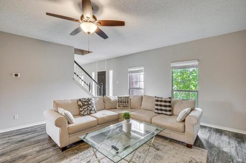 Posezení v ubytování Pet-Friendly Allen Home about 30 Mi to Dallas!