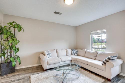 Posezení v ubytování Pet-Friendly Allen Home about 30 Mi to Dallas!