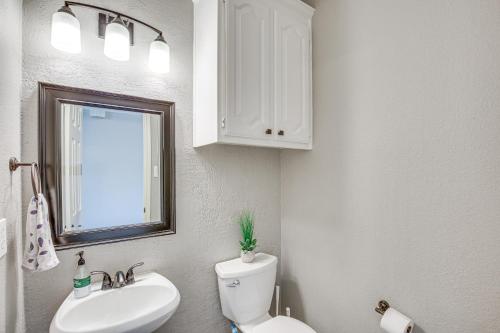 Koupelna v ubytování Pet-Friendly Allen Home about 30 Mi to Dallas!