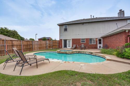 Bazén v ubytování Pet-Friendly Allen Home about 30 Mi to Dallas! nebo v jeho okolí