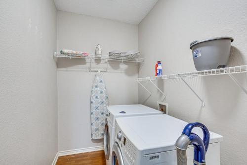 Fotografie z fotogalerie ubytování Pet-Friendly Allen Home about 30 Mi to Dallas! v destinaci Allen
