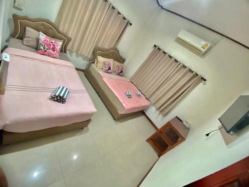 an overhead view of a bedroom with two beds at บ้านคุณโต้ง เชียงคาน BaanKhunTong ChiangKhan in Chiang Khan