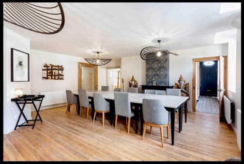 une salle à manger avec une table et des chaises dans l'établissement Gîte aux portes de la baie, à Saint-Riquier