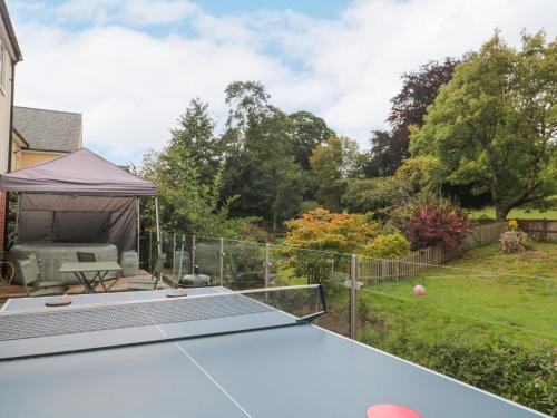 a ping pong table in the backyard of a house at Ranbir House in Longhope