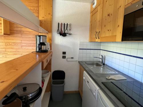 une petite cuisine avec un évier et un comptoir dans l'établissement Bel appartement 2 pièces, skis aux pieds, balcon, vue pistes - FR-1-181-2417, à La Plagne Tarentaise