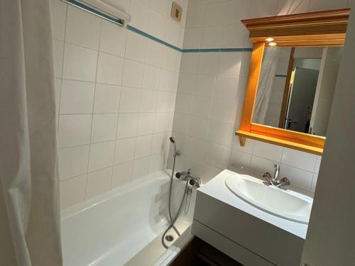 une salle de bain avec une baignoire blanche et un lavabo dans l'établissement Bel appartement 2 pièces, skis aux pieds, balcon, vue pistes - FR-1-181-2417, à La Plagne Tarentaise