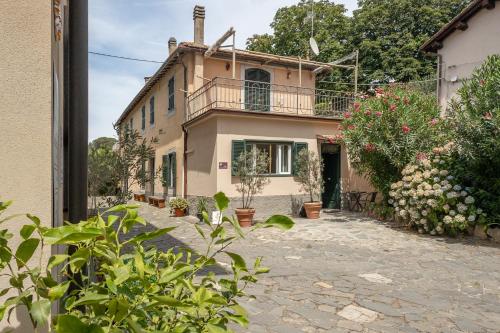 a house with a balcony on the side of it at Palazzo Dasso in Viterbo