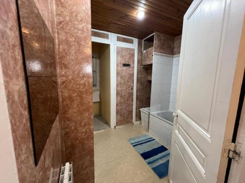 a bathroom with a walk in shower and a door at Baudeux - Appartement simple sur Argenteuil, proche Paris in Argenteuil