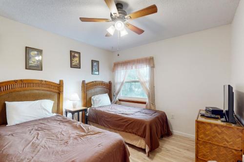 Postel nebo postele na pokoji v ubytování Spacious Seaside Cottage w/ Sunroom – 1-Minute Walk to Vilano Beach