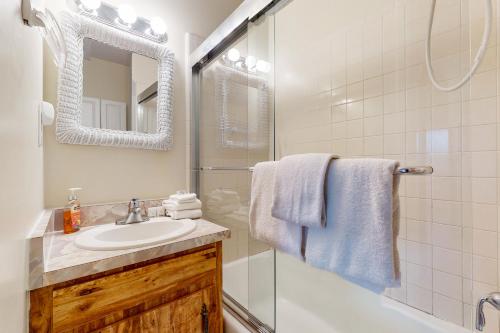 Koupelna v ubytování Spacious Seaside Cottage w/ Sunroom – 1-Minute Walk to Vilano Beach