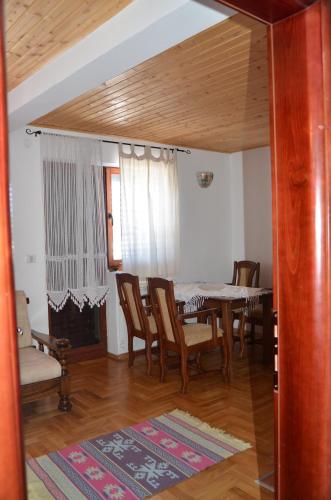 a dining room with a table and chairs at Apartments Radingturs in Žabljak