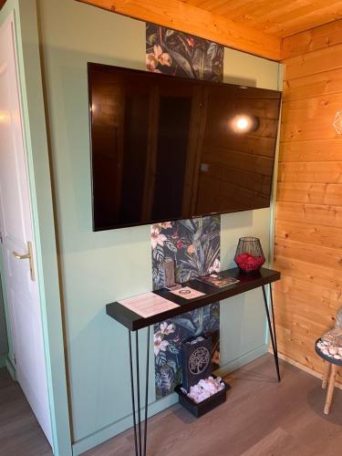Televízia a/alebo spoločenská miestnosť v ubytovaní Une Pause Douceur - Suite All in Wood