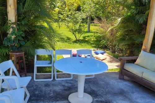 a blue table and two chairs and a couch at Sítio Gramado Sarapuí, lazer, conforto e diversão in Alambari