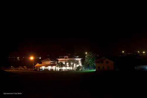 a house at night with lights in the dark at Casa Pacho Apartamentos Rurales in Luarca