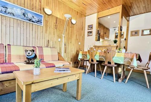 Zdjęcie z galerii obiektu Résidence Le Savoy - Appartement 2 pièces 4 personnes à Tignes proche des commerces et des pistes dans le quartier du Lavachet. Appartement avec un g MAE-1966 w mieście Tignes