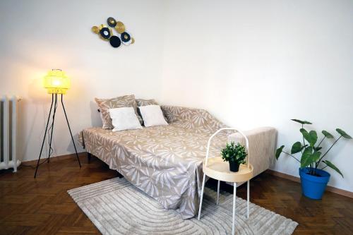 un salon avec un canapé et une table dans l'établissement Appartement cosy à 10 min de Paris, à Ivry-sur-Seine