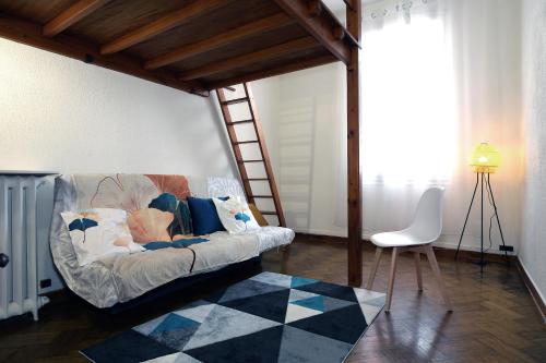 イヴリー・シュル・セーヌにあるAppartement cosy à 10 min de Parisのソファとはしごのあるリビングルーム
