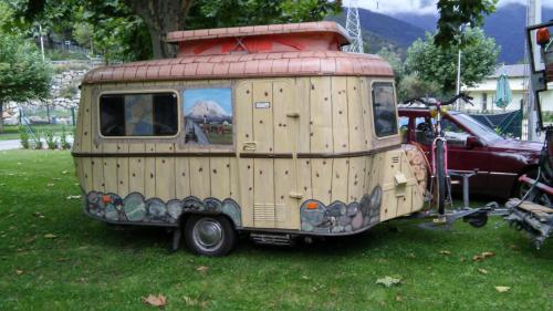 an old van with a red roof parked in the grass at Camping Prado Verde in Vilamós