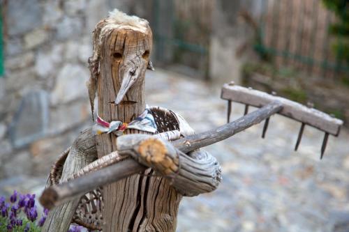 a statue of a bird holding a stick at La Torretta "I Gabbiani" sul Lago Maggiore in Maccagno Inferiore