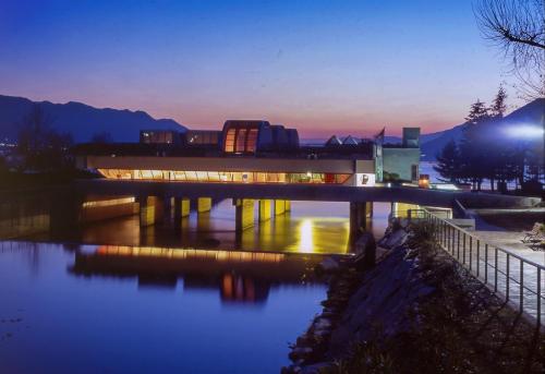 a bridge over a body of water at night at Casa del Borgo "Aria & Acqua" sul Lago Maggiore in Maccagno Inferiore