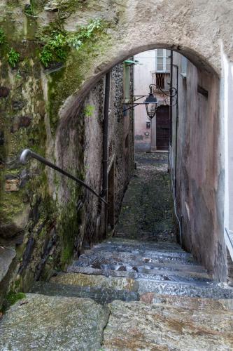 an alley with an archway in an old building at Casa del Borgo "Aria & Acqua" sul Lago Maggiore in Maccagno Inferiore