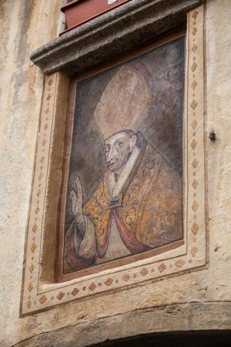 a painting of a pope on the side of a building at Casa del Borgo "Terra & Fuoco" sul Lago Maggiore in Maccagno Inferiore