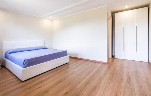 Ένα ή περισσότερα κρεβάτια σε δωμάτιο στο Cozy Home In Stella Cilento With Wifi