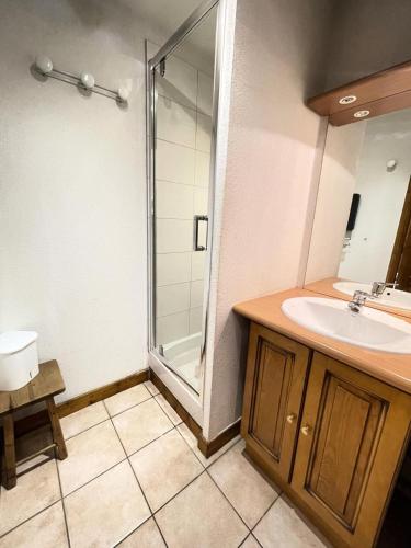 une salle de bain avec un lavabo et une douche dans l'établissement Résidence Les Oursons - Appartement au pied des pistes de l'Espace Diamant MAE-2324, à Notre-Dame-de-Bellecombe