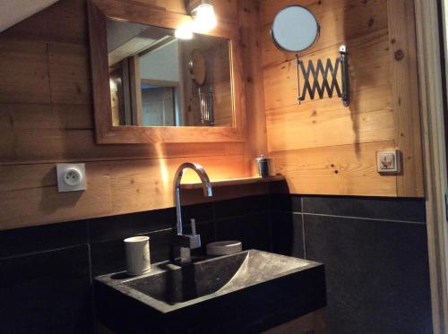 une salle de bain avec un lavabo et un miroir dans l'établissement Résidence Aux Sports - 4 pièces 6 personnes 3 exposé est MAE-6224, à Valloire