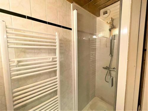 une douche avec une porte vitrée dans une salle de bain dans l'établissement Résidence Bosson - Bel appartement de 8 personnes exposé Sud-Ouest MAE-3824, aux Menuires