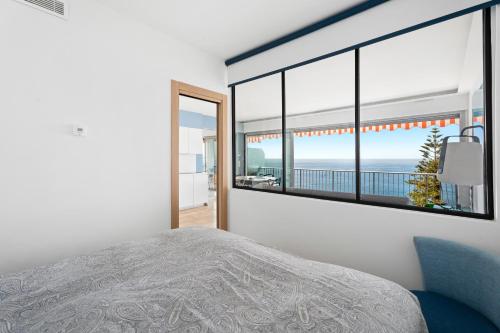 - une chambre avec une grande fenêtre donnant sur l'océan dans l'établissement Balcon sur la Méditerranée, à Nice