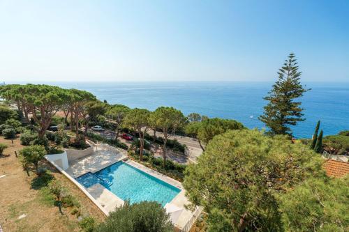 - une vue aérienne sur la piscine et l'océan dans l'établissement Balcon sur la Méditerranée, à Nice