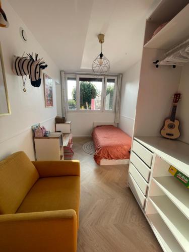 a living room with a couch and a bed at Appartement calme à Anglet in Anglet