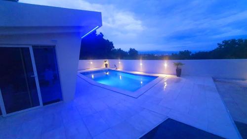 Luxury Villa with Jacuzzi and Swimming pool