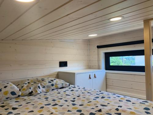 Postel nebo postele na pokoji v ubytování Sublime Tiny House avec piscine et jacuzzi privé près de Braga
