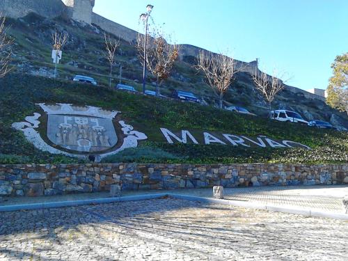a sign on a retaining wall with a sign that says manolis at Casa O Arco Alojamento Local in Marvão