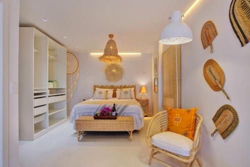 Postel nebo postele na pokoji v ubytování Luxury With Direct Access To The sea, Two Pools , One Of Them Saltwater, Panoramic Views Of The Sea And Hidden Coves