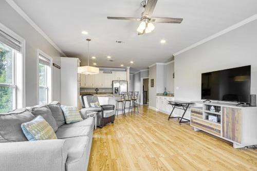a living room with a couch and a kitchen at Biloxi Condo with Community Pool about Half-Mi to Beach! in Biloxi