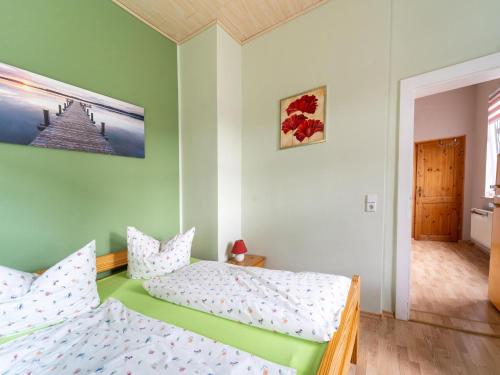 Postel nebo postele na pokoji v ubytování Quiet Garden Apartment