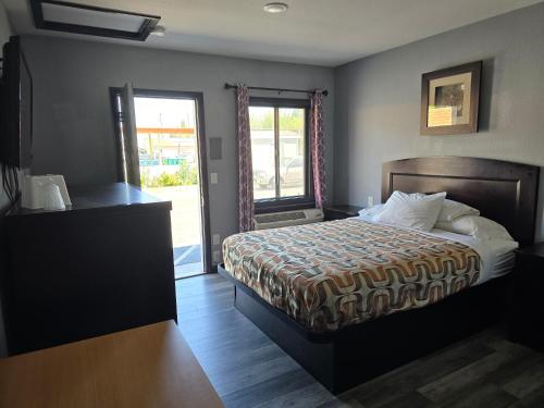 ein Hotelzimmer mit einem Bett und einem Fenster in der Unterkunft Wine Country Inn in Lodi