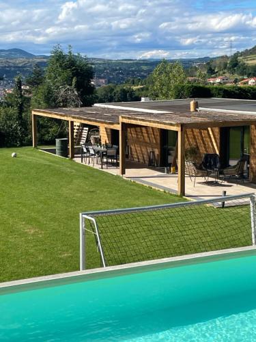 - un but de football sur le côté d'une maison dans l'établissement A la ville comme à la campagne, à Taulhac-près-le-Puy