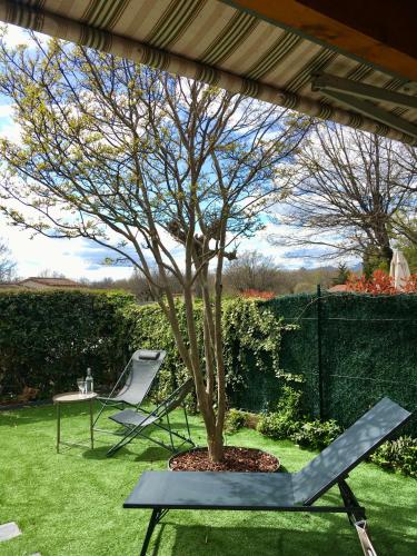 Petite maison avec piscine entre mer et montagne