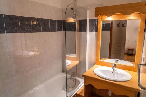 une salle de bain avec un lavabo, une baignoire et une douche dans l'établissement Résidence Les Hauts De Preclaux - Logement 6 personnes avec vue sur les pistes MAE-0931, aux Orres