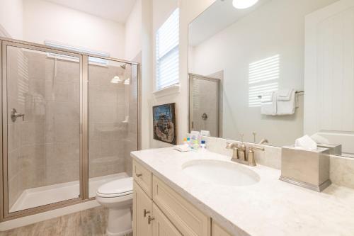 Un baño con ducha, lavabo e inodoro. en Sunset Dream Cottage With Private Pool Near Disney With Margaritaville Resort & Island H2O Access - 8029Kd, en Kissimmee