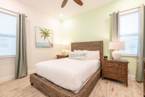 1 dormitorio con 1 cama, mesita de noche y ventanas en Sunset Dream Cottage With Private Pool Near Disney With Margaritaville Resort & Island H2O Access - 8029Kd, en Kissimmee