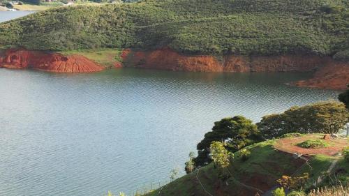 a view of a large body of water with trees at Hermosa Casa Campestre en el Lago Calima in Madroñal