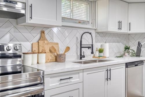 Dapur atau dapur kecil di Modern 3 Bdr Homeapt Mins To Notlwineriesfalls