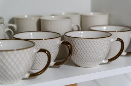 Kemudahan buat kopi dan teh di Modern 3 Bdr Homeapt Mins To Notlwineriesfalls